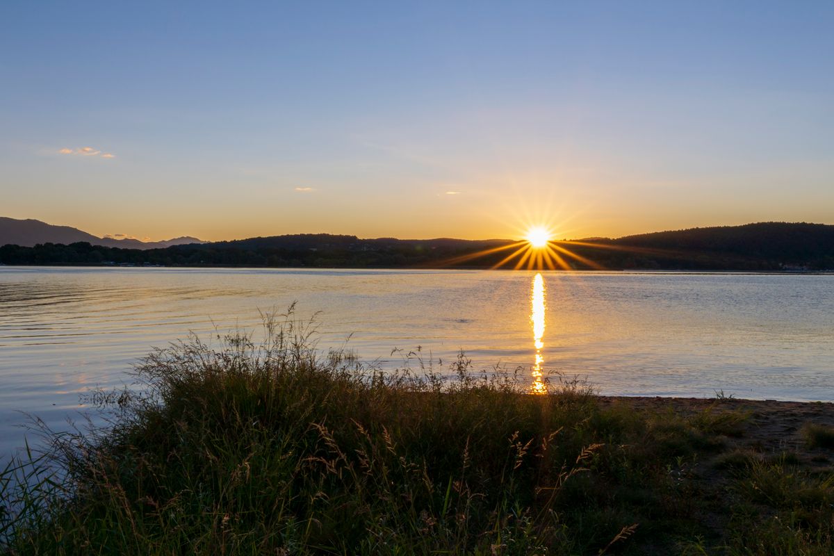 Golden sunset over a calm Arkansas lake near Hot Springs